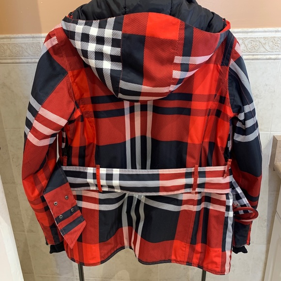 A very stylish women’s O’Neill ski jacket with belt. In excellent condition. - Picture 4 of 6